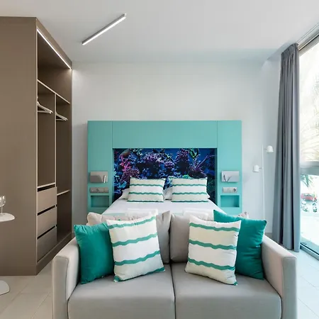 Bright Coastal For 2 Guests Apartment